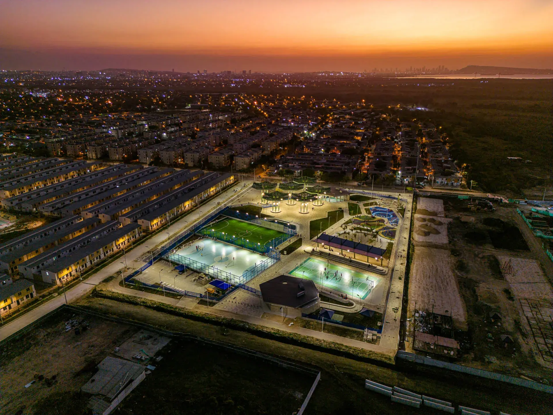 Vista nocturna de las fuentes iluminadas del Parque Bicentenario en Cartagena.